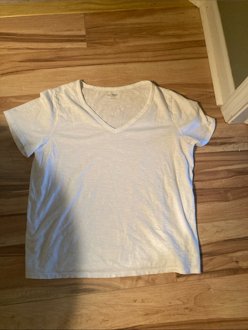 Old Navy Women’s White V-Neck Short Sleeve Tee